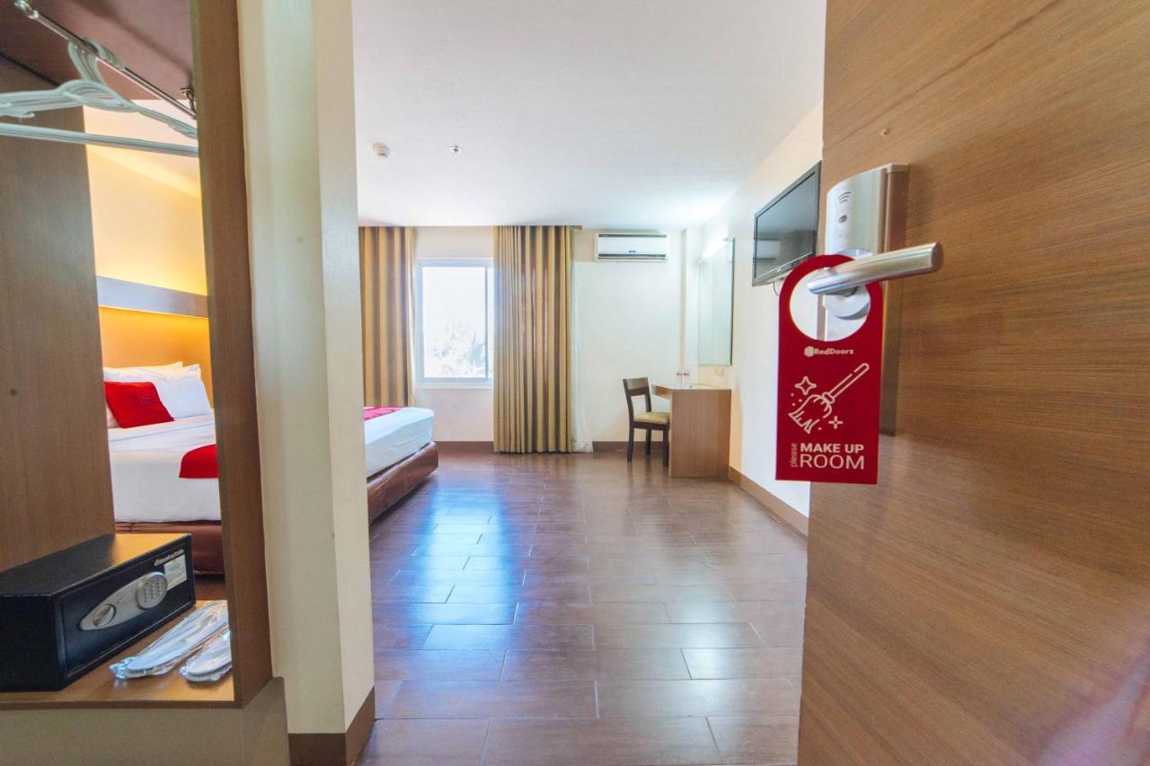Hotel Reddoorz Premium @ The Ritz Garden Oases à Davao City Extérieur photo